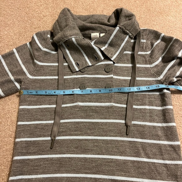 Sweater. Size Medium. - Picture 6 of 9